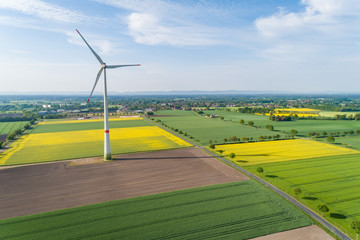 Windkraftanlage in der Morgensonne aus der Luft