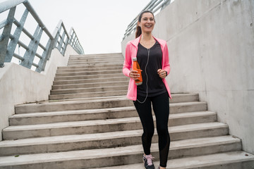 Obraz premium Sport woman running on stairs.