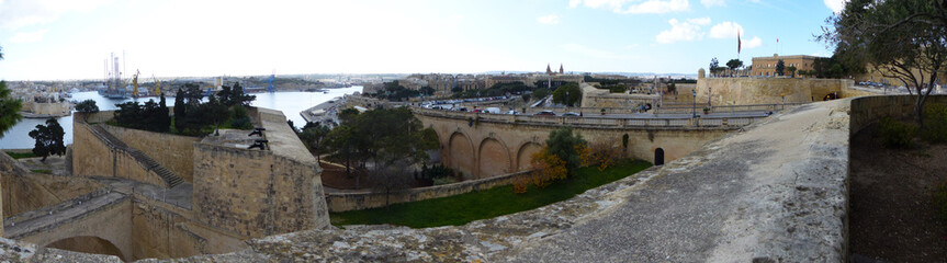 Naklejka premium Panoramic view of the fortified city of Valletta and its harbours. Valletta, Malta.