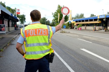 Fontière franco allemande. Controle de la Polizei sur les véhicules entrant en Allemagne - obrazy, fototapety, plakaty