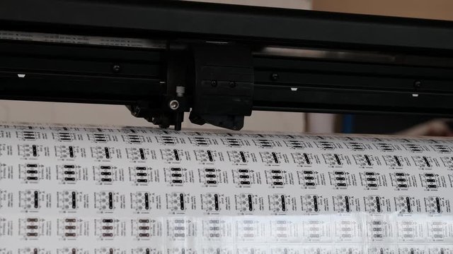 Vinyl cutter plotter machine and moving cutting head