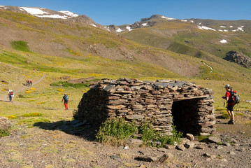 Cortijo en el paraje de la Campiñuela, en la ruta hacia el pico Mulhacén (3479 m) desde...