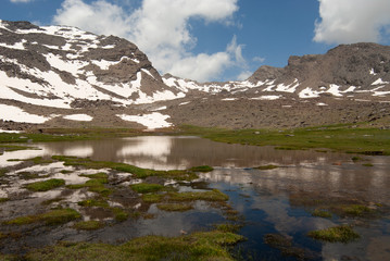 Fototapeta na wymiar Laguna Hondera en la Cañada de Siete Lagunas, en el Parque Nacional de Sierra Nevada.