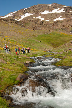 Grupo de monta&ntilde;eros remontando el r&iacute;o Culo de Perro en el ascenso al pico Mulhac&eacute;n (3479 m) desde la localidad granadina de Trev&eacute;lez, en el Parque Nacional de Sierra Nevada.