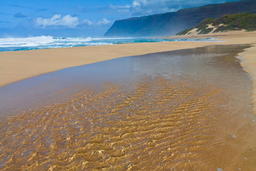 Queen's Pond Draining Into The Pacific Ocean With The Na Pali Cliffs in The Distance, Polihale Beach, Polihale Beach State Park, Kauai, Hawaii, USA