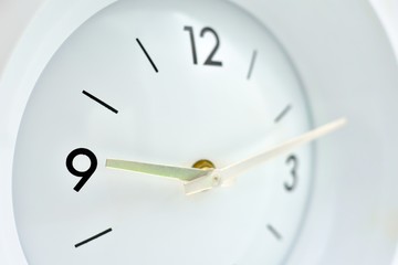Reloj de pared  clásico en blanco, marcando la  hora