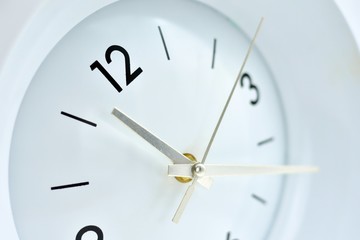 Reloj de pared redondo clásico simple en blanco, marcando horas, minutos y segundos