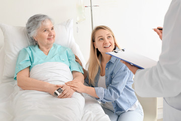 Obraz premium Young woman visiting her grandmother in hospital