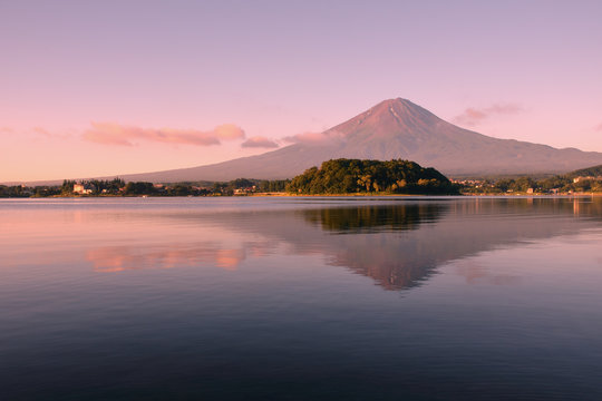 Vue sur le Mont Fuji et le lac Kawaguchiko au lever du soleil dans la pr&eacute;fecture de Yamanashi, Japon