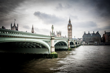 Fototapeta na wymiar Puente de Londres con el Big ben de fondo.