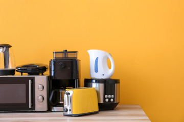 Different household appliances on table - obrazy, fototapety, plakaty
