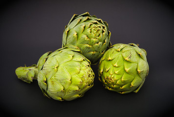Obraz premium artichoke on black background green vegetable healthy eating food