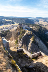 Panorama sur le château de Joux, dominant La Cluse-et-Mijoux dans le Haut-Doubs depuis le fort...
