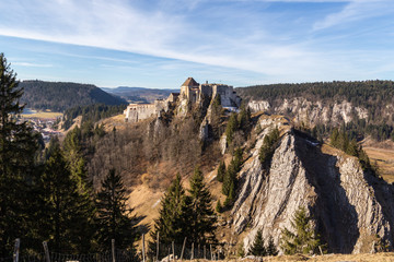 Panorama sur le château de Joux, dominant La Cluse-et-Mijoux dans le Haut-Doubs, depuis le fort Malher du Larmont