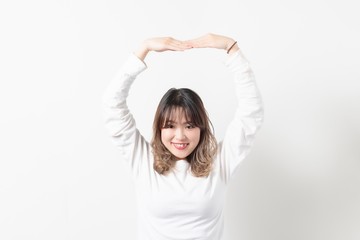 OKサインをポーズをする若い女性