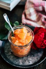 Salade  de pamplemousse frais dans un bol en verre