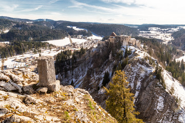 Panorama enneigé sur le château de Joux, dominant La Cluse-et-Mijoux dans le Haut-Doubs, depuis...