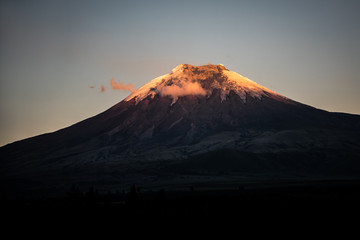 Fototapeta premium Krater Cotopaxi o zachodzie słońca