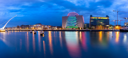 Obraz premium Wieczorny widok na architekturę w centrum Dublina