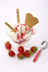 Coppa di gelato variegato alla fragola