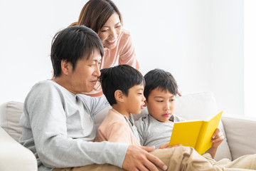 ファミリー　読書