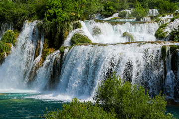 Fototapeta premium Wodospad w Parku Narodowym Krka w Chorwacji - Płynąca słodka woda w górach Dalmacji