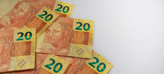 Fundo com cédulas de vinte reais do Brasil