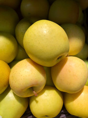 photo apple fruit on the counter of the supermarket