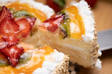 Strawberry Kiwi cake stock photography