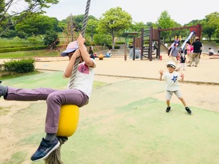 公園で元気に遊ぶ子供たち
