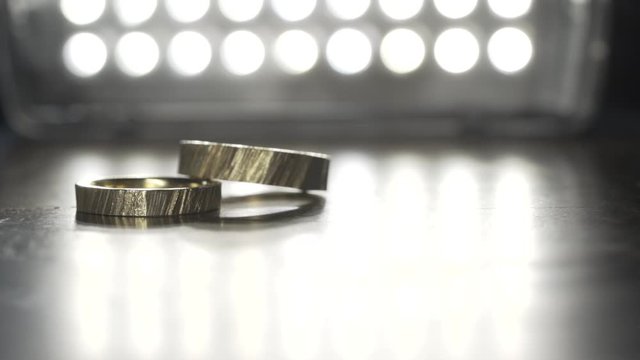 Eheringe im Scheinwerferlicht in Zeitlupe