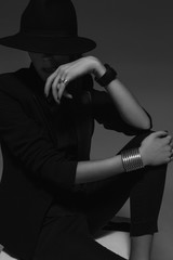 Obraz na płótnie Canvas stylish girl posing in studio, black and white photo
