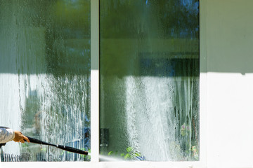 Window cleaning with high-pressure apparatus. Soapy foam windows