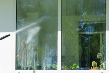 Window cleaning with high-pressure apparatus. Flushing with clean water