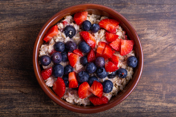 oat porridge with berries