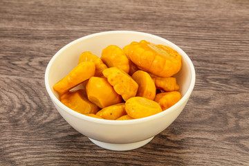 Marinated yellow patisson in the bowl