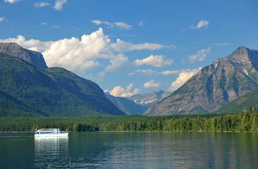 Fototapeta na wymiar Mountain scenery of Glacier National Park in the USA.