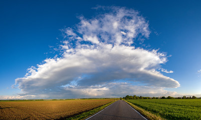 Eine Gewitterwolke braut sich zusammen