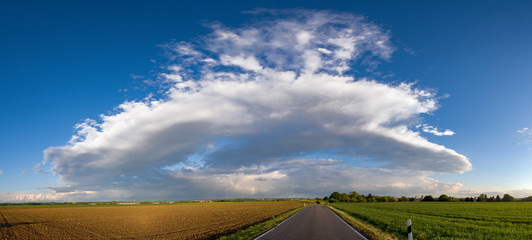 Eine Gewitterwolke braut sich zusammen