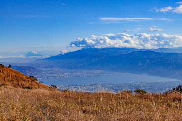 高ボッチ高原から眺める富士山と諏訪湖、長野県岡谷市にて