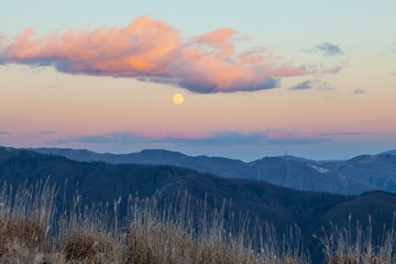 高ボッチ高原から眺める満月、長野県岡谷市にて