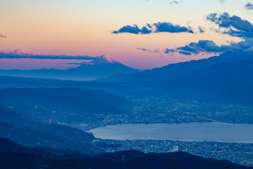 高ボッチ高原から眺める夕日を浴びた富士山そして諏訪湖、長野県岡谷市にて