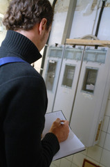 Hausmeister verrichtet Handwerker Tätigkeiten
