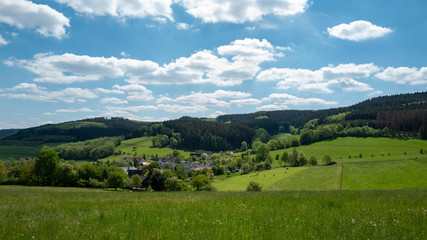 Fototapeta premium Idyllische kleine Ortschaft im Sauerland