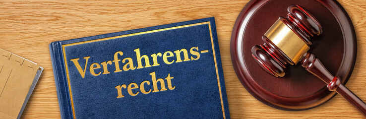 Richterhammer mit Gesetzbuch - Verfahrensrecht