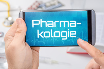 Smartphone mit dem Text Pharmakologie auf dem Display