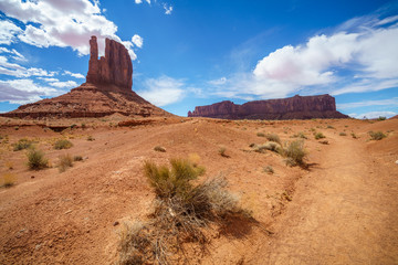 hiking the wildcat trail in the monument valley, usa