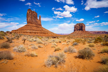 hiking the wildcat trail in the monument valley, usa