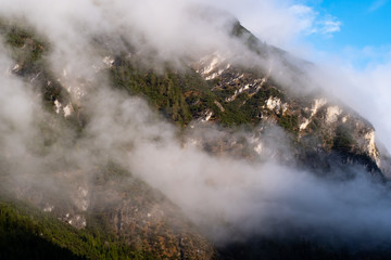 Nebel durchzogene Berglandschaft
