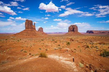hiking the wildcat trail in the monument valley, usa